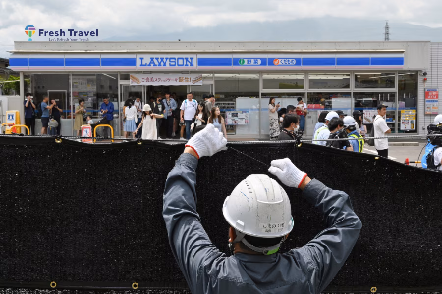 Tấm chắn được dựng trước một cửa hàng tiện lợi ở Fuji Kawaguchiko, hôm 21/5. Ảnh: AFP